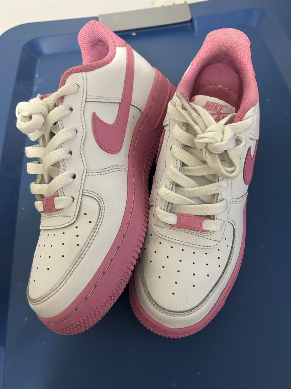 Nike Kids White and Pink Low-Top Sneakers with Pink Swoosh